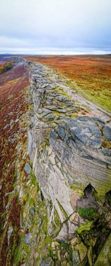 İngiltere 'nin Pensilvanya' nın güney ucunda yer alan İngiltere 'nin Peak bölgesindeki Stanage Edge manzarası.