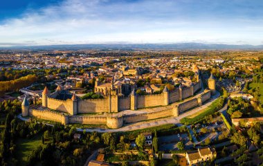 Fransa 'nın Occitanie bölgesindeki Aude departmanındaki Fransız kuvvetlendirilmiş bir şehir olan Carcassonne' un hava manzarası.