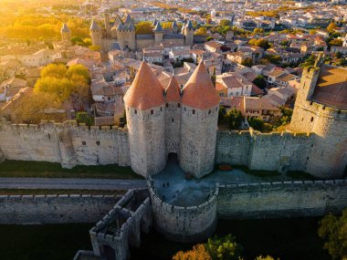 Fransa 'nın Occitanie bölgesindeki Aude departmanındaki Fransız kuvvetlendirilmiş bir şehir olan Carcassonne' un hava manzarası.