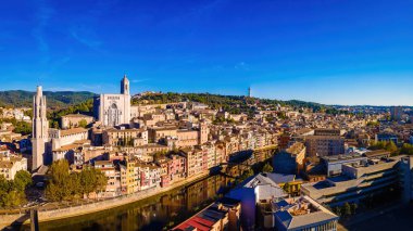 Girona 'nın havadan görünüşü, Spains' in kuzeydoğu Katalonya bölgesinde Onyar Nehri kıyısında bir şehir..