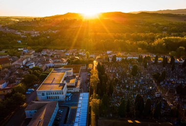 Fransa 'nın Occitanie bölgesindeki Aude departmanındaki Fransız kuvvetlendirilmiş bir şehir olan Carcassonne' un hava manzarası.