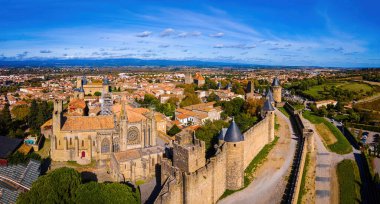 Fransa 'nın Occitanie bölgesindeki Aude departmanındaki Fransız kuvvetlendirilmiş bir şehir olan Carcassonne' un hava manzarası.