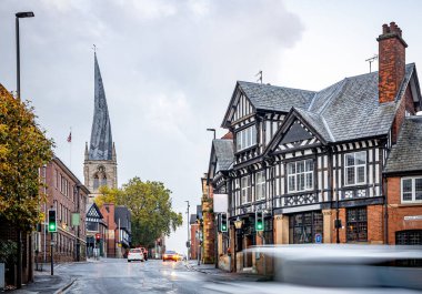St Mary Kilisesi 'nin eğri büğrü kulesi ve Chesterfield, Derbyshire, İngiltere' deki All Saints.