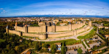 Fransa 'nın Occitanie bölgesindeki Aude departmanındaki Fransız kuvvetlendirilmiş bir şehir olan Carcassonne' un hava manzarası.