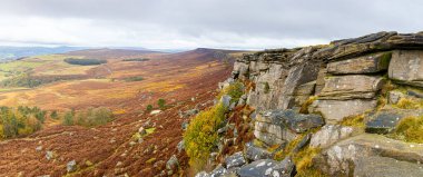 İngiltere 'nin Pensilvanya' nın güney ucunda yer alan İngiltere 'nin Peak bölgesindeki Stanage Edge manzarası.