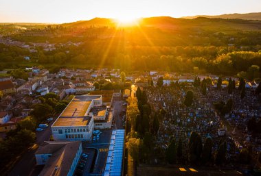Fransa 'nın Occitanie bölgesindeki Aude departmanındaki Fransız kuvvetlendirilmiş bir şehir olan Carcassonne' un hava manzarası.
