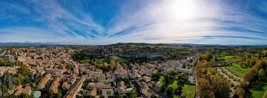 Fransa 'nın Occitanie bölgesindeki Aude departmanındaki Fransız kuvvetlendirilmiş bir şehir olan Carcassonne' un hava manzarası.
