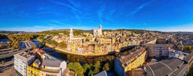 Girona 'nın havadan görünüşü, Spains' in kuzeydoğu Katalonya bölgesinde Onyar Nehri kıyısında bir şehir..