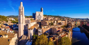 Girona 'nın havadan görünüşü, Spains' in kuzeydoğu Katalonya bölgesinde Onyar Nehri kıyısında bir şehir..