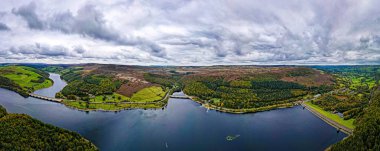 Ladybower rezervuarının İngiltere 'nin Pennines bölgesinin güney ucundaki İngiltere' nin dağlık bir bölgesi olan Peak bölgesindeki havadan görüntüsü.