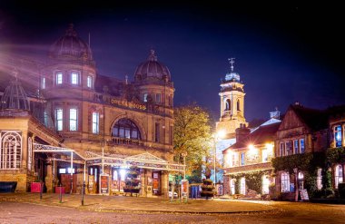 İngiltere 'nin Doğu Midlands bölgesinde Derbyshire' da bir spa kasabası olan Buxtob 'un gece manzarası.