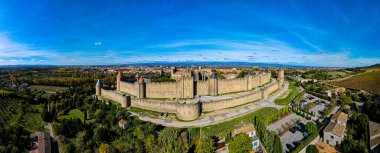 Fransa 'nın Occitanie bölgesindeki Aude departmanındaki Fransız kuvvetlendirilmiş bir şehir olan Carcassonne' un hava manzarası.