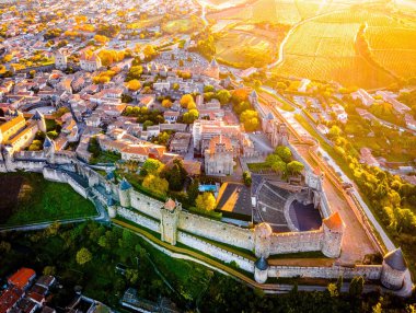 Fransa 'nın Occitanie bölgesindeki Aude departmanındaki Fransız kuvvetlendirilmiş bir şehir olan Carcassonne' un hava manzarası.