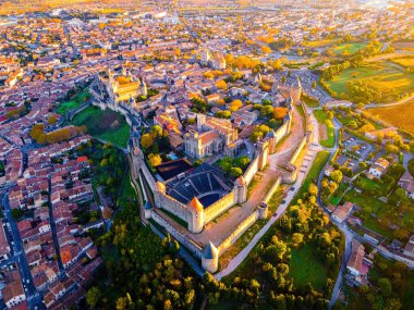 Fransa 'nın Occitanie bölgesindeki Aude departmanındaki Fransız kuvvetlendirilmiş bir şehir olan Carcassonne' un hava manzarası.