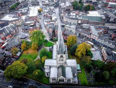 St Mary Kilisesi 'nin eğri büğrü kulesi ve Chesterfield, Derbyshire, İngiltere' deki All Saints.