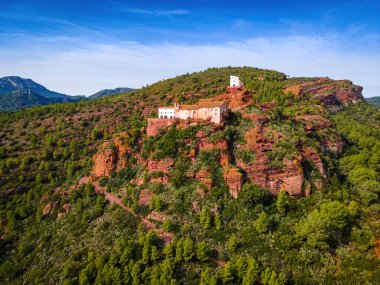 İspanya 'daki Mare de Deu de la Roca de Mont-roig' in havadan görünüşü kayalık tırmanış alanları, panoramik manzarası ve tarihi bir kilise ile engin tepe tırmanış rotası.