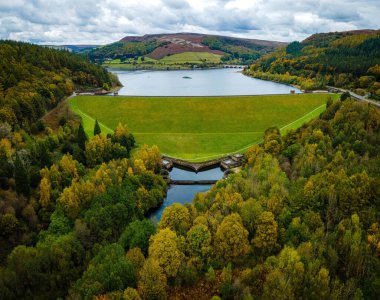 Tepedeki Ladybower Barajı 'nın havadan görünüşü, Derbyshire, İngiltere, İngiltere