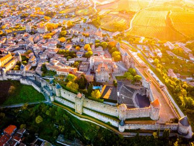 Fransa 'nın Occitanie bölgesindeki Aude departmanındaki Fransız kuvvetlendirilmiş bir şehir olan Carcassonne' un hava manzarası.