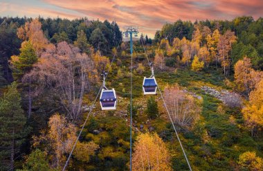 Andorra 'daki dağ kayak merkezindeki teleferik.