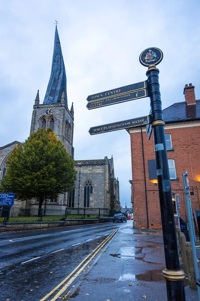 Den Krokiga Spiran Från Kyrkan Mary All Saints Chesterfield Derbyshire — Stockfoto