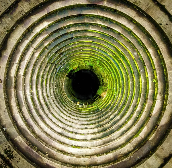 Tepedeki Ladybower Barajı 'nın havadan görünüşü, Derbyshire, İngiltere, İngiltere