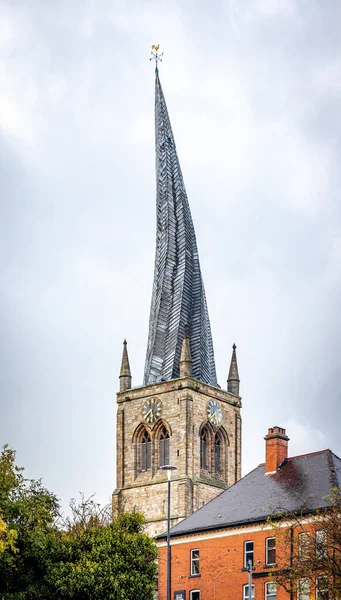 Den Krokiga Spiran Från Kyrkan Mary All Saints Chesterfield Derbyshire — Stockfoto