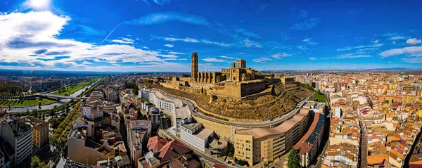 スペイン北東部カタルーニャ地方の古代都市リダにあるゴシック ロマネスク様式の大聖堂の空中写真 — ストック写真