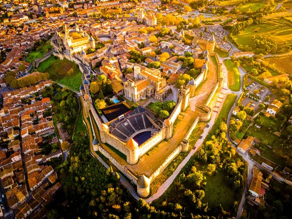 Fransa 'nın Occitanie bölgesindeki Aude departmanındaki Fransız kuvvetlendirilmiş bir şehir olan Carcassonne' un hava manzarası.
