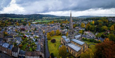 Bakewell 'deki All Saints Kilisesi, Derbyshire' ın Derbyshire Dales bölgesindeki küçük bir pazar kasabası ve sivil kilise, İngiltere 'nin Wye nehrinde yer almaktadır.