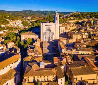 Girona 'nın havadan görünüşü, Spains' in kuzeydoğu Katalonya bölgesinde Onyar Nehri kıyısında bir şehir..