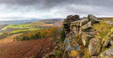 İngiltere 'nin Pensilvanya' nın güney ucunda yer alan İngiltere 'nin Peak bölgesindeki Stanage Edge manzarası.