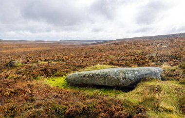 İngiltere 'nin Pensilvanya' nın güney ucunda yer alan İngiltere 'nin Peak bölgesindeki Stanage Edge manzarası.