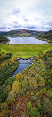 Tepedeki Ladybower Barajı 'nın havadan görünüşü, Derbyshire, İngiltere, İngiltere
