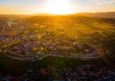 Fransa 'nın Occitanie bölgesindeki Aude departmanındaki Fransız kuvvetlendirilmiş bir şehir olan Carcassonne' un hava manzarası.