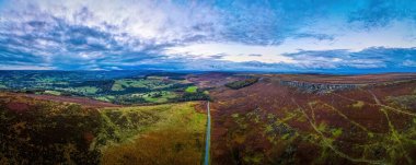 İngiltere 'nin Pensilvanya' nın güney ucunda yer alan İngiltere 'nin Peak bölgesindeki Stanage Edge manzarası.