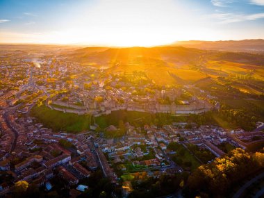 Fransa 'nın Occitanie bölgesindeki Aude departmanındaki Fransız kuvvetlendirilmiş bir şehir olan Carcassonne' un hava manzarası.