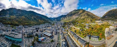 Andorra 'nın başkenti Andorra la Vella' nın Fransa ile İspanya arasındaki Pireneler dağlarındaki hava manzarası.