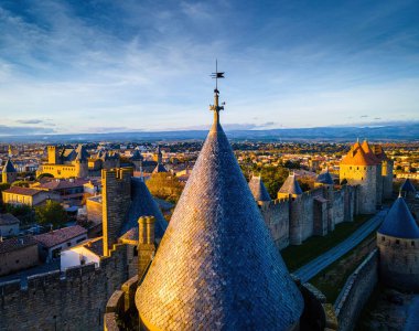 Fransa 'nın Occitanie bölgesindeki Aude departmanındaki Fransız kuvvetlendirilmiş bir şehir olan Carcassonne' un hava manzarası.