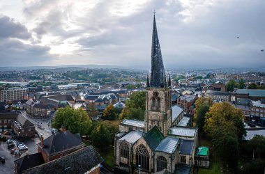 St Mary Kilisesi 'nin eğri büğrü kulesi ve Chesterfield, Derbyshire, İngiltere' deki All Saints.