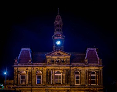 İngiltere 'nin Doğu Midlands bölgesinde Derbyshire' da bir spa kasabası olan Buxtob 'un gece manzarası.