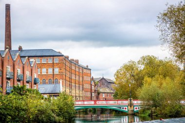 Sheffield, Endüstri ve Çelik Tarihi Müzesi 'nde interaktif galeriler ve inşaat işçileriyle Kelham Adası Müzesi manzarası, İngiltere