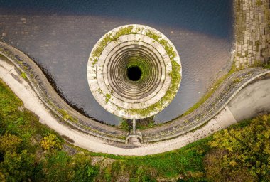 Tepedeki Ladybower Barajı 'nın havadan görünüşü, Derbyshire, İngiltere, İngiltere
