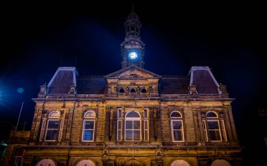 İngiltere 'nin Doğu Midlands bölgesinde Derbyshire' da bir spa kasabası olan Buxtob 'un gece manzarası.