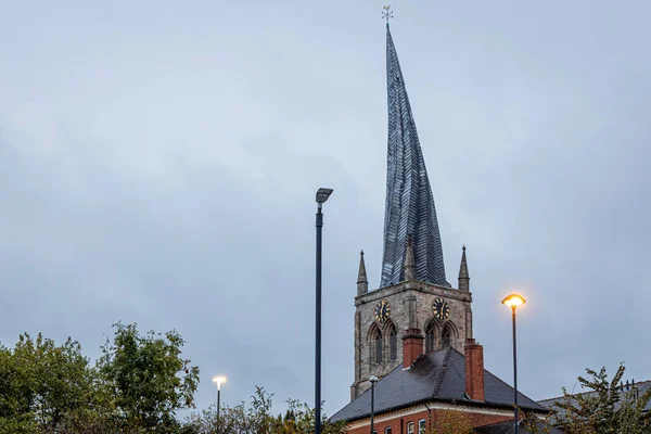 英国ダービーシャー州チェスターフィールドの聖マリア教会とすべての聖人の曲がった尖塔 — ストック写真