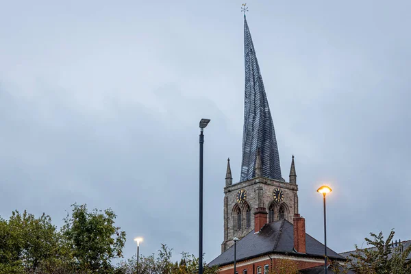 Den Krokiga Spiran Från Kyrkan Mary All Saints Chesterfield Derbyshire — Stockfoto