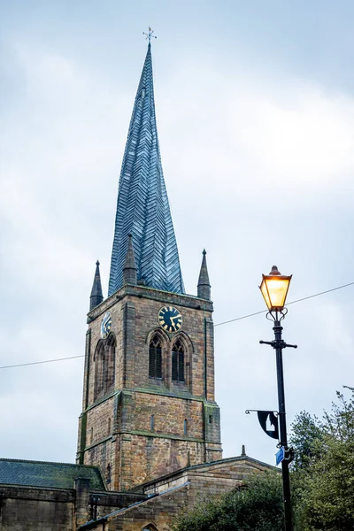 Den Krokiga Spiran Från Kyrkan Mary All Saints Chesterfield Derbyshire — Stockfoto