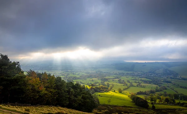 ピーク地区のママ トルの眺め 英国のペニン山脈の南端にあるイングランドの高地 — ストック写真