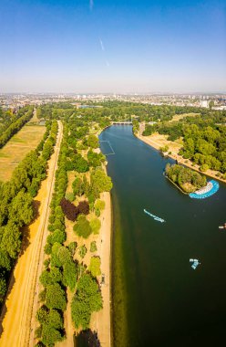 Hyde Park, Londra 'daki Serpentine' in hava görüntüsü.