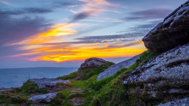 Dartmoor Ulusal Parkı 'nın günbatımı manzarası, İngiltere' nin güneybatısında Devon eyaletinde geniş bir bataklık.