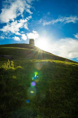 Glastonbury Tor yakınlarında, İngiltere 'nin Somerset şehrinde, çatısı olmayan St Michael' s Tower, İngiltere